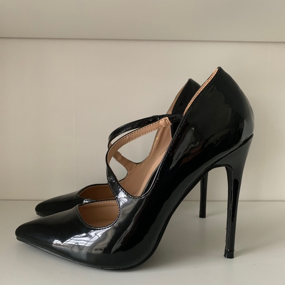 Black parent pumps with cross strap detail - Picture 1 of 3